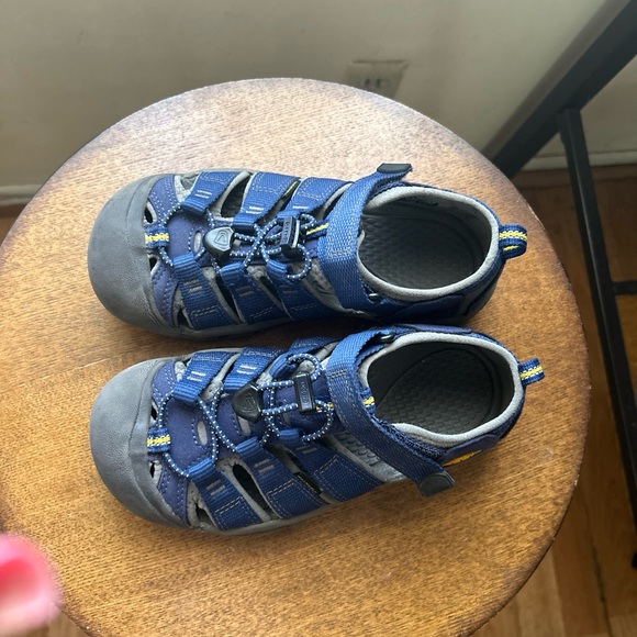 KEEN youth size 2 waterproof blue sport sandals
Pre-Owned - Picture 2 of 4